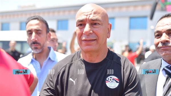 حسام وإبراهيم حسن يرفعان علم مصر ويحييان الجماهير من الأتوبيس المكشوف (فيديو)
