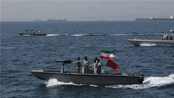 أمريكا تطالب إيران بإقرار علني بفتح هرمز ووقف استهداف السفن 
