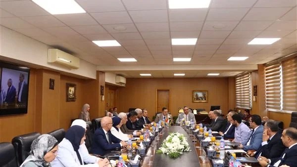 محافظ دمياط يشارك في جلسة مجلس جامعة حورس 