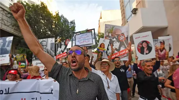 في عيد الجمهورية.. تونسيون يحتجون ويطالبون برحيل النظام في عيد الجمهورية.. تونسيون يحتجون ويطالبون برحيل النظام