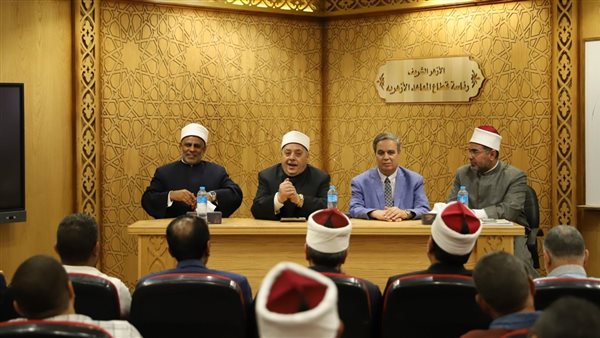 أيمن عبدالغني يعقد اجتماعًا موسعًا بمديري أفرع الأروقة الأزهرية لبحث سبل تطوير العمل أيمن عبدالغني يعقد اجتماعًا موسعًا بمديري أفرع الأروقة الأزهرية لبحث سبل تطوير العمل