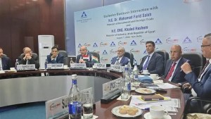 وزير الاستثمار يدعو المستثمرين لضخ استثمارات جديدة في الصناعة والطاقة والسيارات