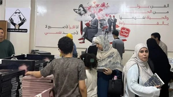 رواد معرض تنسيقية الأحزاب للكتاب بسوهاج: تنظيم متميز وأسعار مخفضة