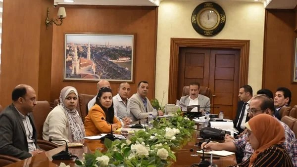 محافظ بورسعيد يبحث إقامة مشروعات سياحية وصناعية جديدة