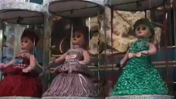 حلاوة زمان..العروسة والحصان البلاستيك يسيطران على سوق حلاوة مولد النبي (فيديو)
