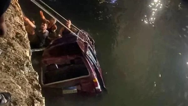 إصابة 3 أشخاص في سقوط سيارة ميكروباص ببحر مويس بالشرقية