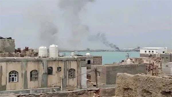 عاجل.. مسؤول: مقتل ثمانية أشخاص في هجوم للحوثيين على مدينة المخا اليمنية