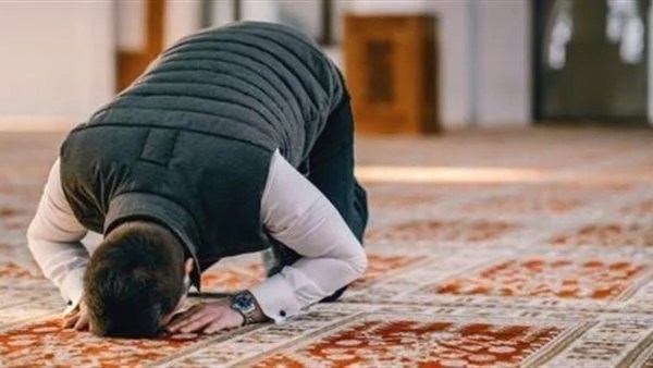حكم الصلاة بالملابس التي عليها صور.. هل تؤثر على صحتها حكم الصلاة بالملابس التي عليها صور.. هل تؤثر على صحتها