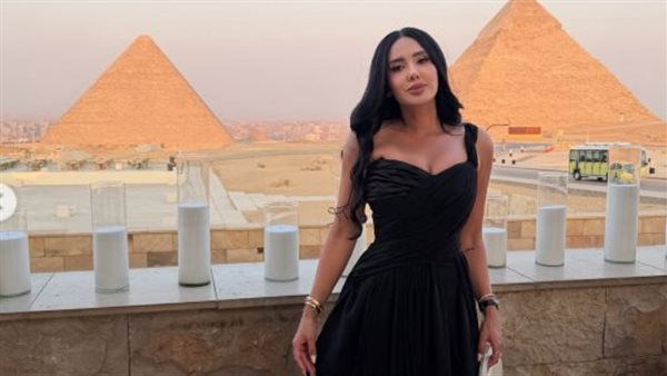 من أمام الأهرامات.. مي القاضي تخطف الأنظار بفستان أسود أنيق من أمام الأهرامات.. مي القاضي تخطف الأنظار بفستان أسود أنيق