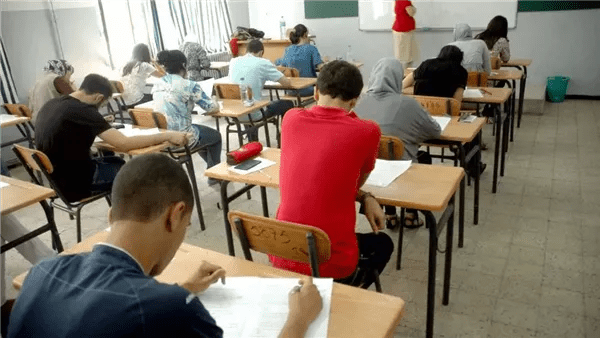 قرار هام من التعليم بشأن المدارس المقصرة في الشرح داخل الفصول لمناهج البكالوريا 