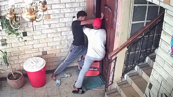 عاجل.. &laquo;عمل نفسه دليفري&raquo;.. شخصان يحاولان اقتحام شقة سيدة بسلاح أبيض