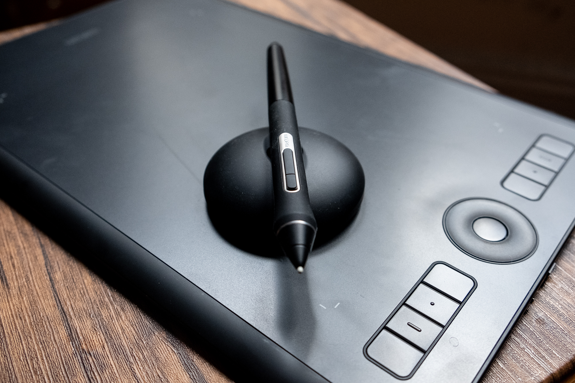 All das ist kein problem mit dem kreativen wacom intuos stifttablett. Review: The Wacom Intuos Pro is a workflow-boosting