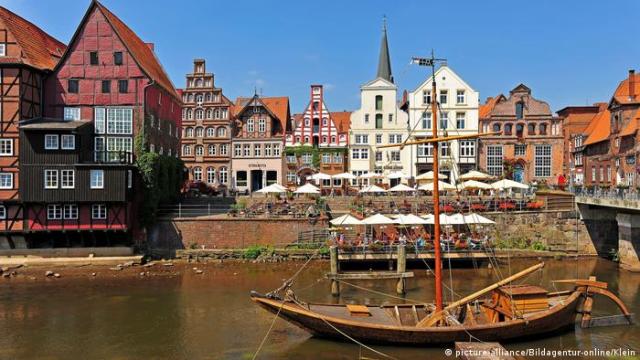 Un bateau et une vue des bâtiments de la ville de Lunebourg (picture-alliance / Bildagentur-online / Klein)