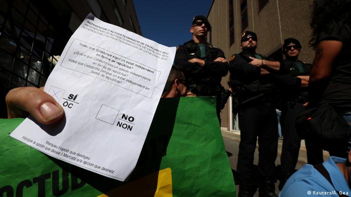 Spanien Wahlzettel für das Referendum nach der Razzia in Terrassa (Reuters/A. Gea)