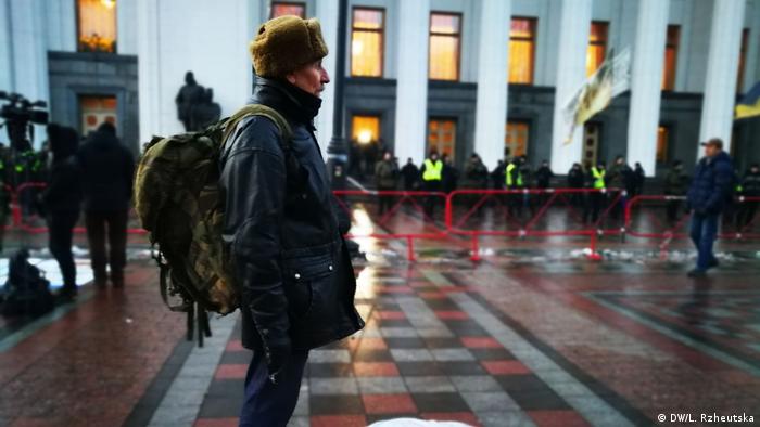 Ukraine Anhänger von Micheil Saakaschwili vor dem Parlamentsgebäude in Kiew (DW/L. Rzheutska)