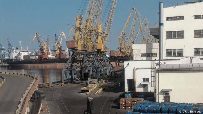 Експерти кажуть, що в українських портах селітра зазвичай зберігається недовго