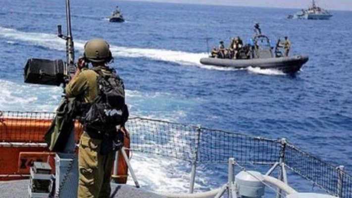 زوارق الاحتلال تقصف مخيم النصيرات بوسط غزة