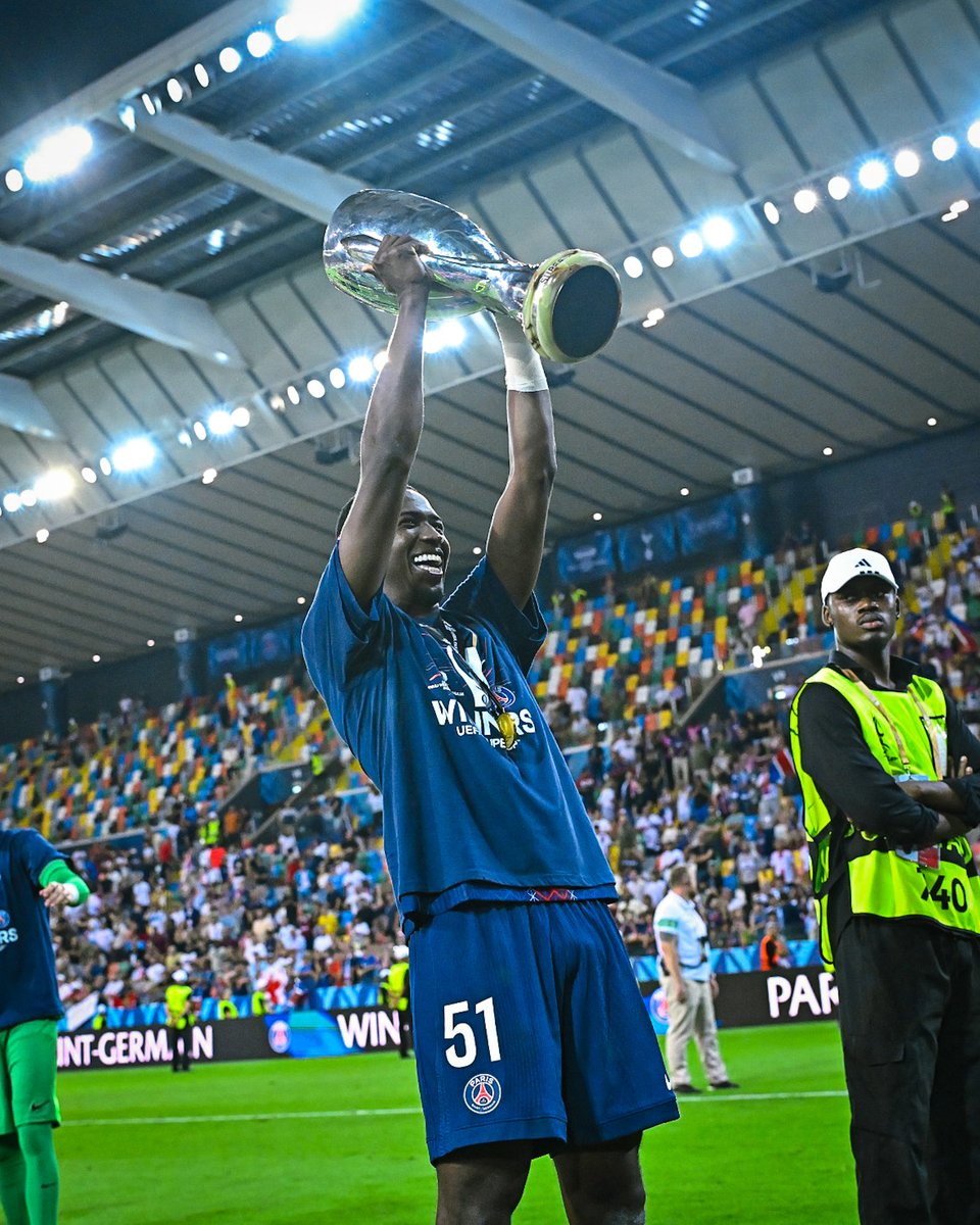 Pacho y PSG conquistan Supercopa de Europa 2025