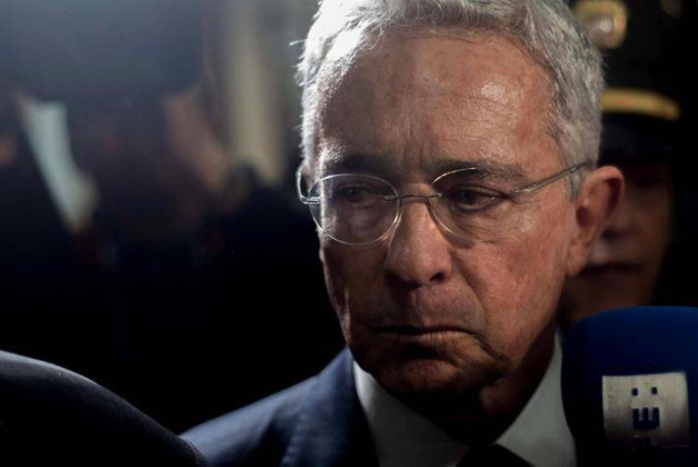 Álvaro uribe vélez nació en medellín, antioquia, el 4 de julio de 1952, hijo del hacendado alberto uribe y de laura vélez, de una familia de abolengo liberal. Las Razones Por Que Esta En Casa Por Carcel El Expresidente Alvaro Uribe Delitos Justicia Eltiempo Com