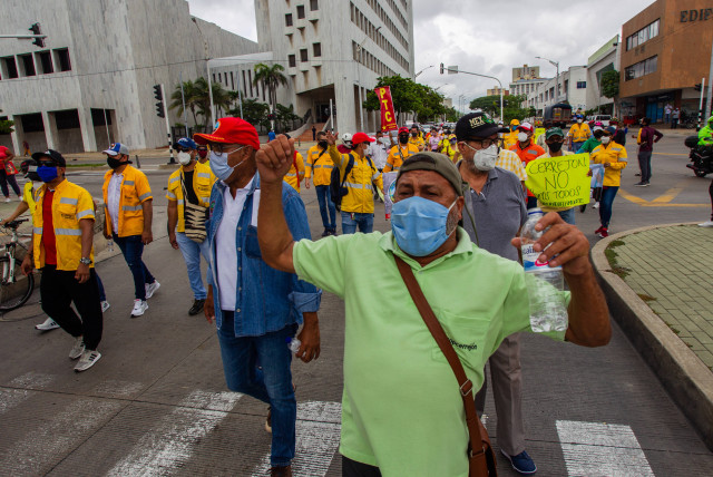 El mandatario colombiano compareció este domingo para anunciar su marcha atrás en la propuesta de reforma tributaria que ha provocado días de protestas en todo el país, aunque afirmó que se. Paro Nacional Sindicatos Convocan Movilizaciones Contra Reforma Tributaria Partidos Politicos Politica Eltiempo Com