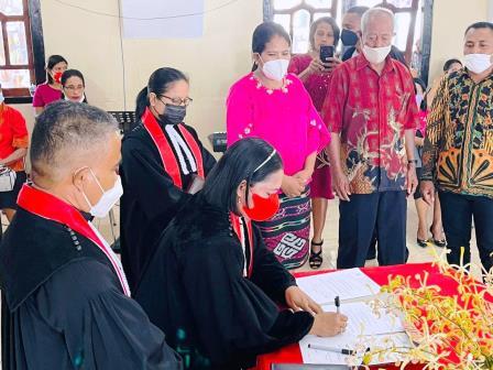 Tangis Bangga Jemaat Wakarlely Lahirkan Pemimpin Gereja