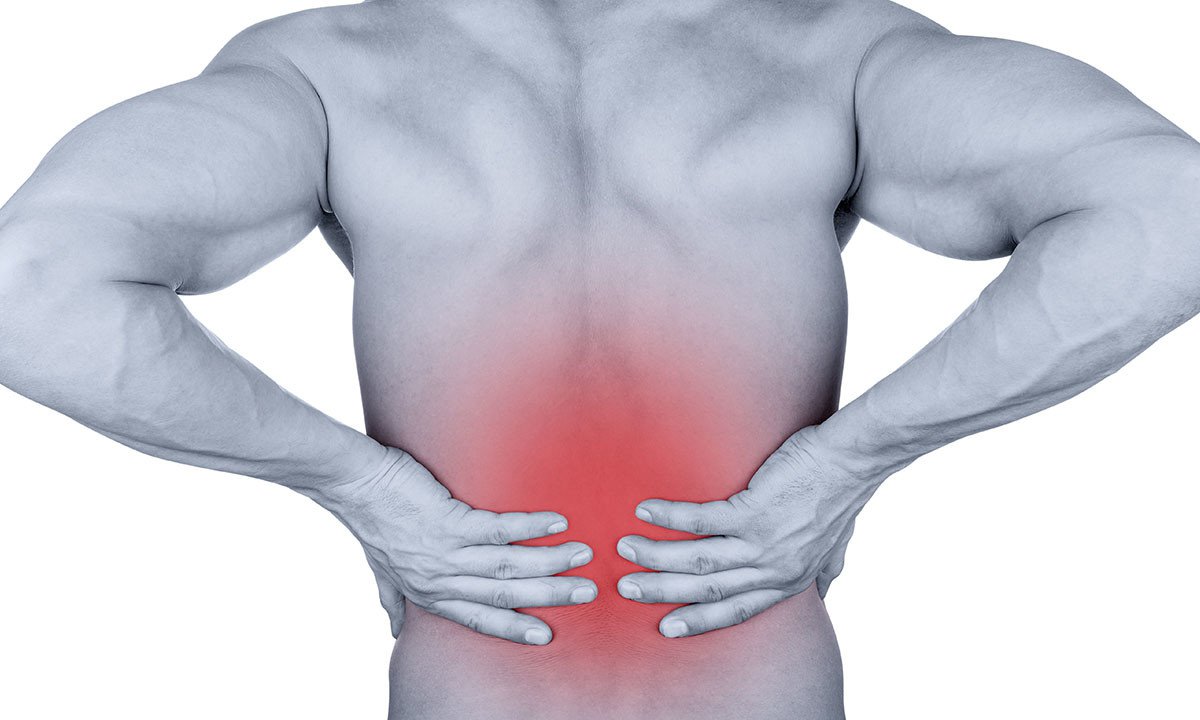 2 suelte el aire al tiempo que agacha la cabeza como para mirarse el abdomen (a) y ahueque la espalda hacia arriba (b). Ejercicio Contra El Dolor Lumbar Cronico Feda
