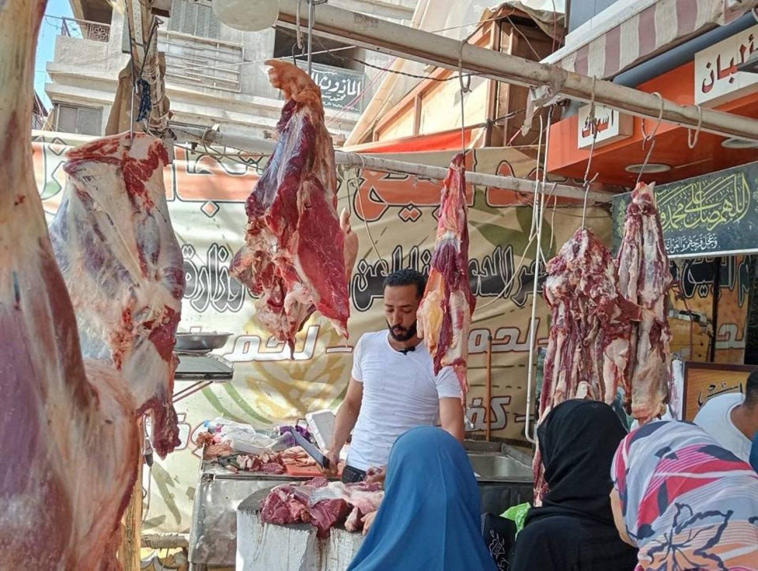 أرباح واسعة لقيادات جيش الانقلاب .. وأجهزة السيسي من فوضى أسواق اللحوم ومزيد من معاناة المصريين