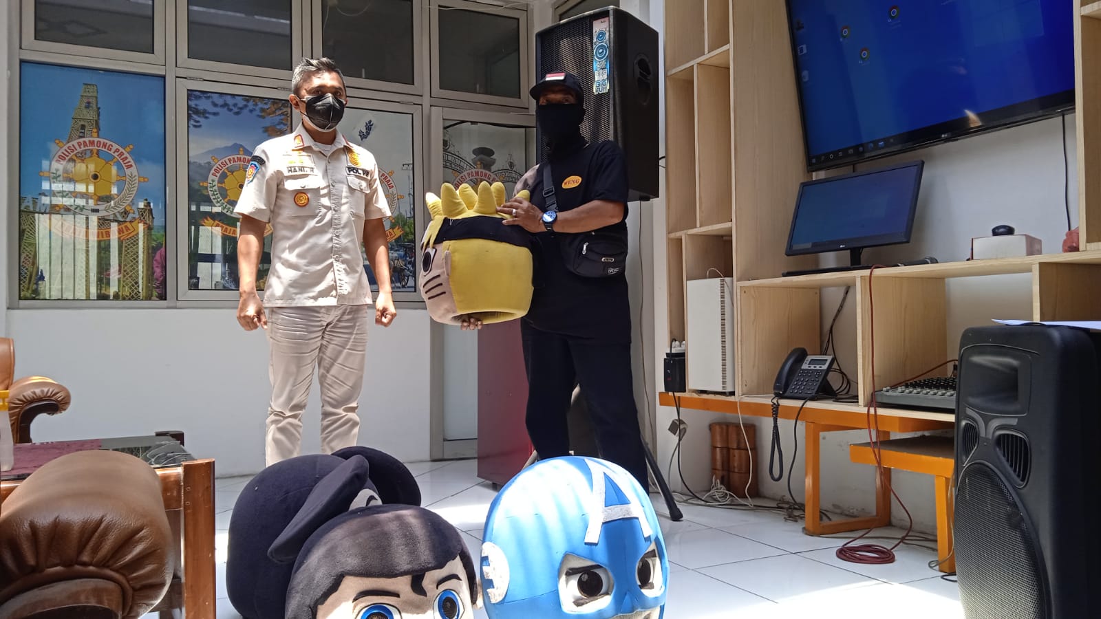 Pemilik topeng badut mengambil propertinya di Kantor Satpol PP Boyolali