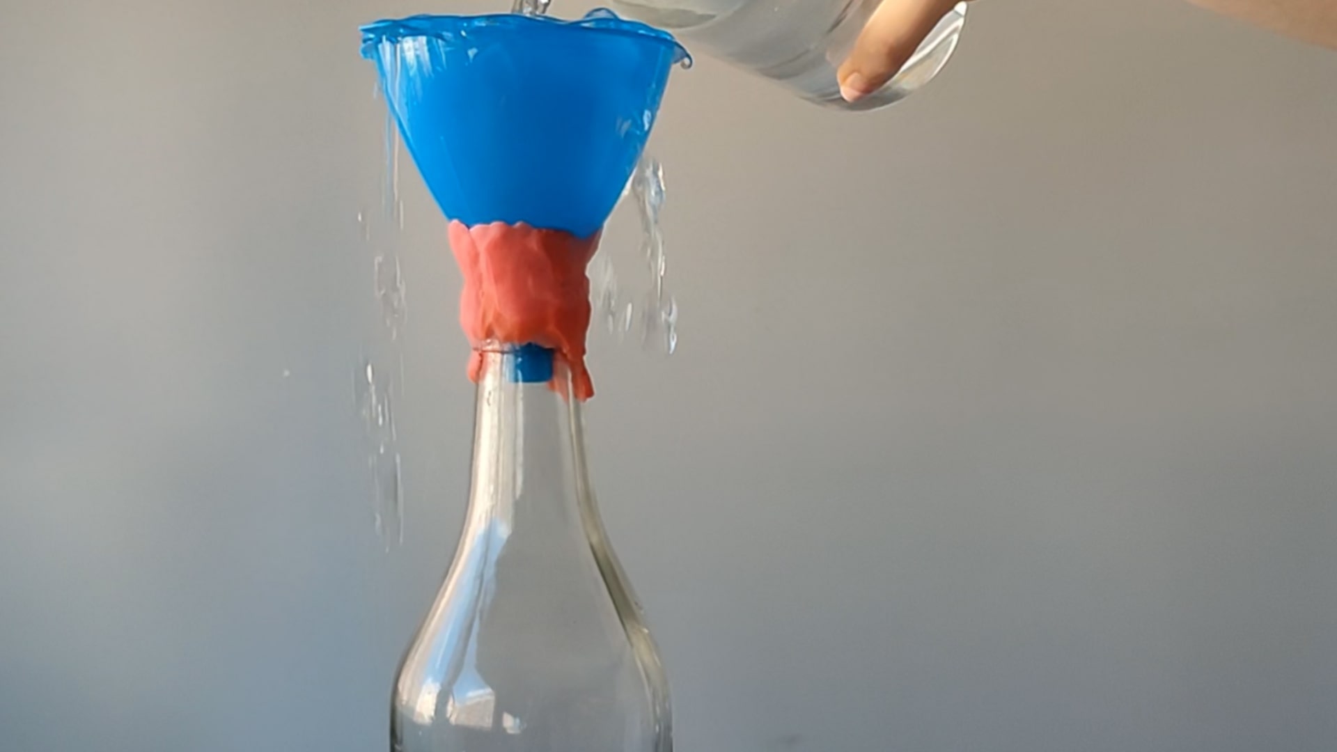 Se unen de a dos por su bocas, pegándolas con una cinta, . Embudo mágico: agua que no cae | Fundación Aquae
