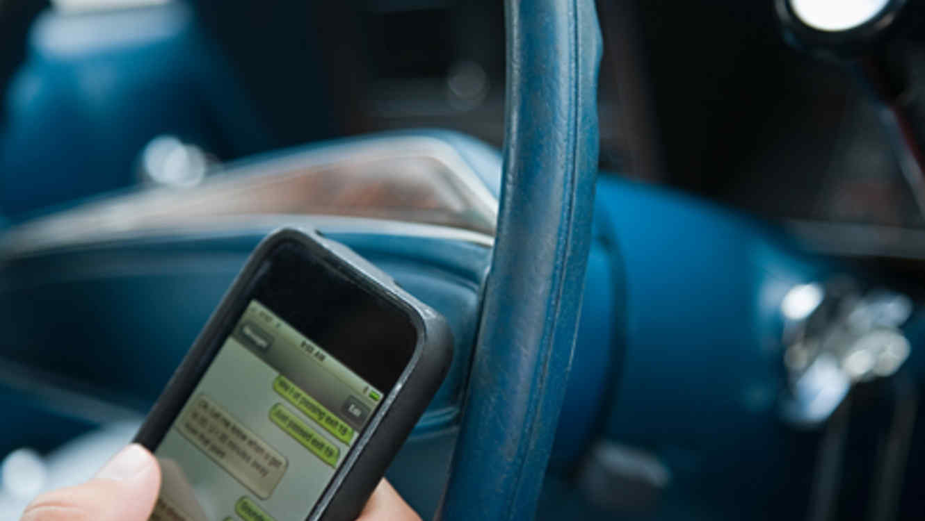 Aprueban ley que sanciona el texteo mientras se maneja un automóvil; prevé cárcel de 3 años