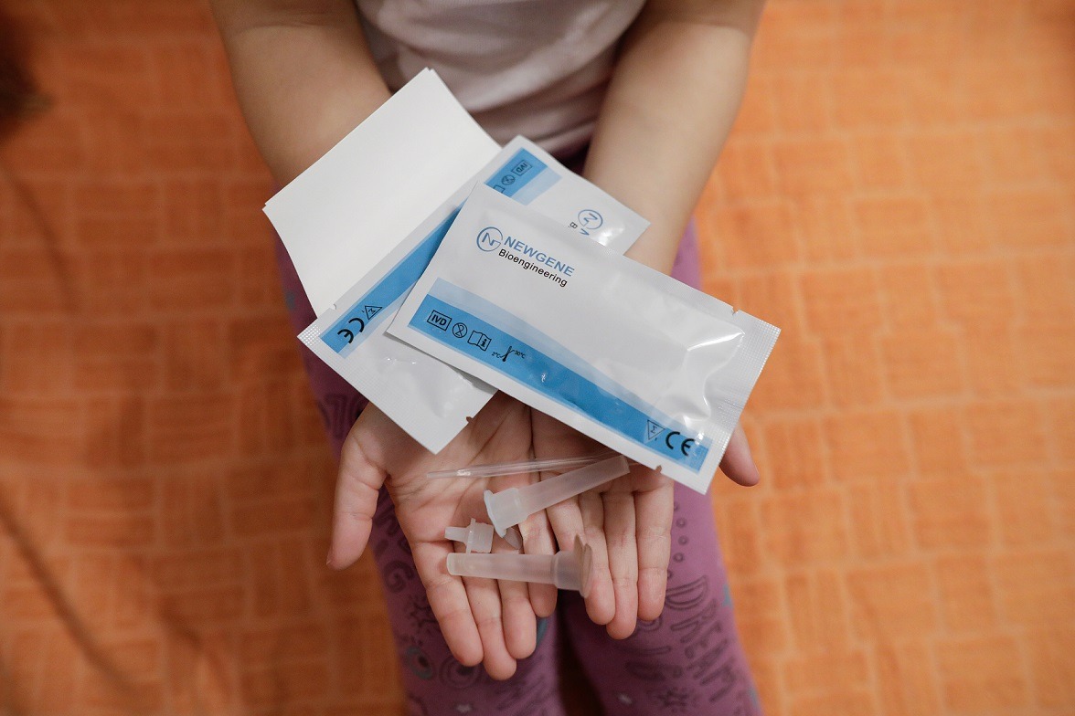 Testele de salivă pentru elevi nu vor mai fi distribuite o perioadă