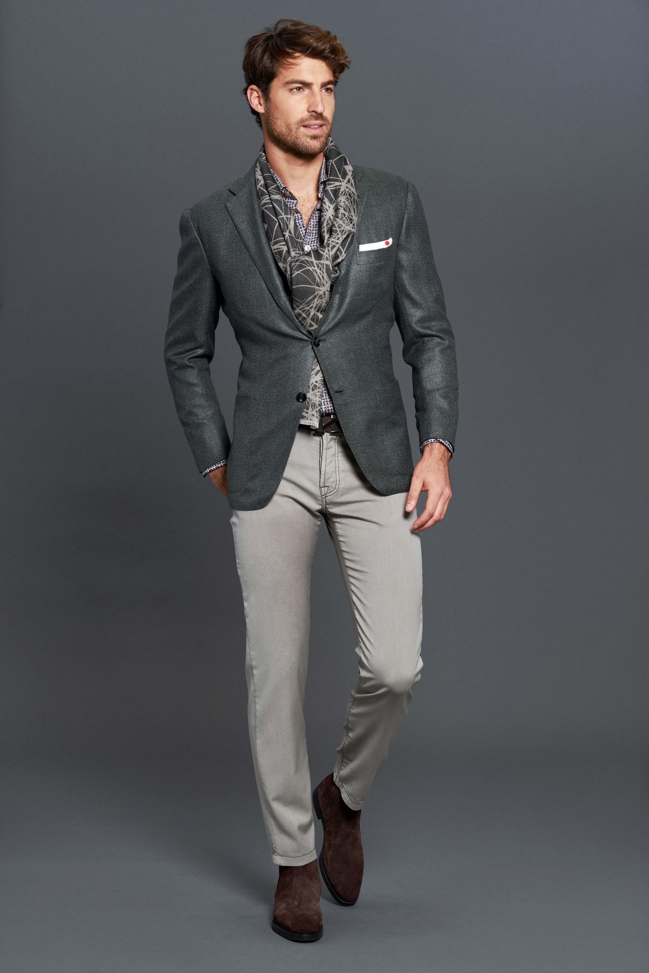 Sia agli outfit maschili che femminili, perfetto di giorno con . Kiton collezione uomo autunno inverno 2018 2019