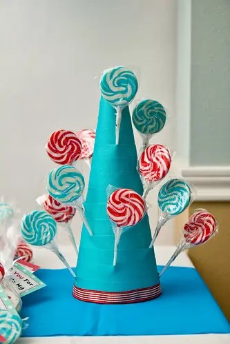 The game begins with two players sitting across from each other. 16 Enticing Ways to Make a Lollipop Tree | Guide Patterns