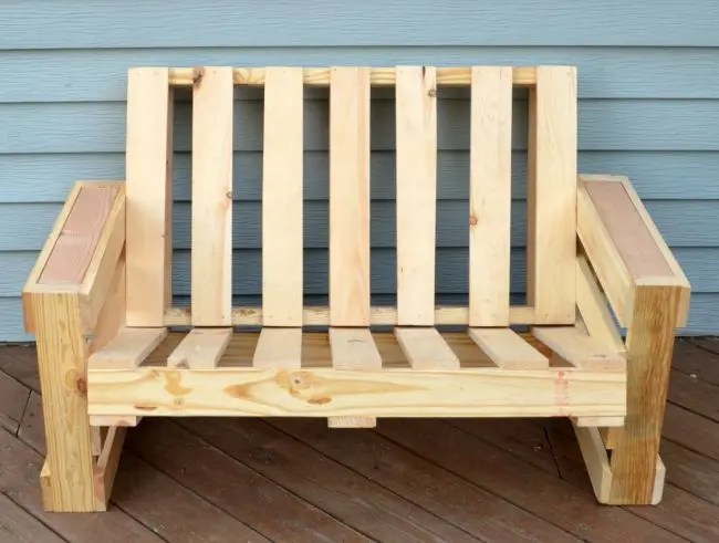 Once again, my beautiful wife was the inspiration for this project, a corner bench in our dining room for lots of guests and handy storage. 24 DIY Plans to Build a Bench from Pallets | Guide Patterns