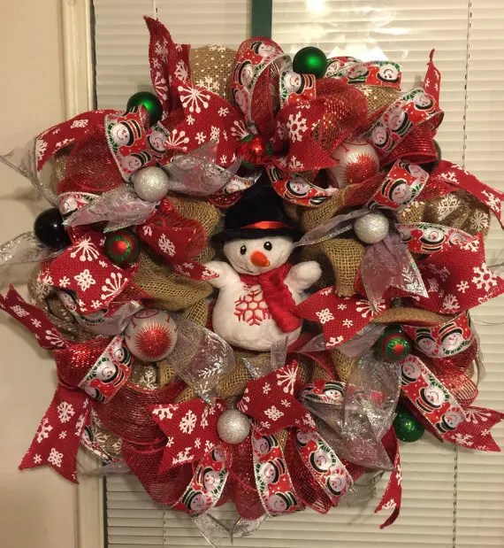 Learn to make a perfect base, add mesh, ribbon, signs, ornaments and silk . 26 Diy Tutorials And Ideas To Make A Snowman Wreath Guide Patterns
