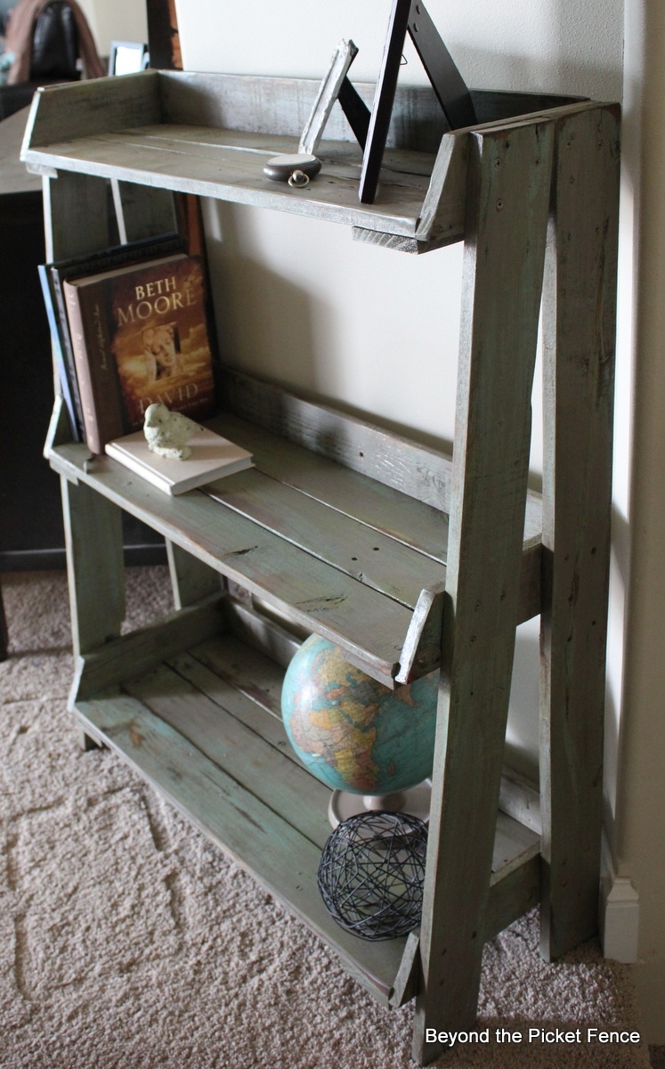 Learn how to build a diy rustic bookshelf with crates and reclaimed pallets with this tutorial and free building plans by jen woodhouse. 19 Creative DIY Pallet Projects | Homelovr