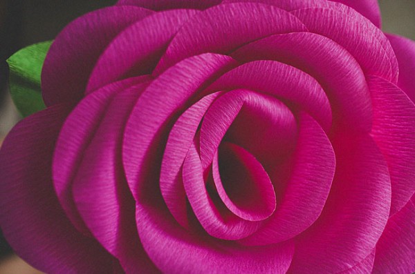 Marquer les deux diagonales ; How To Make DIY Crepe Paper Roses | How To Instructions
