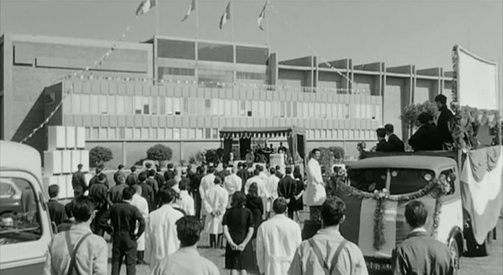 Imcdb.org: Unknown In "Le Belle Famiglie, 1964" 394_x_720_jpg