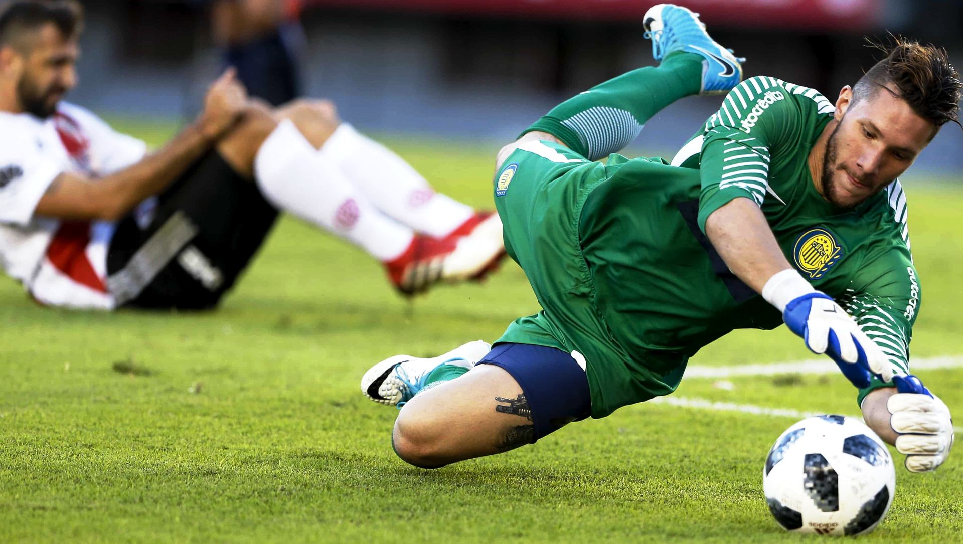 Laureano tombolini (13 de agosto de 1976, santa isabel, santa fe, argentina) es un jugador argentino que juega de arquero en el club olimpo. "Ledesma tardÃ³ seis meses en ser Ã©l", dijo un ex arquero de Central | IMPULSO