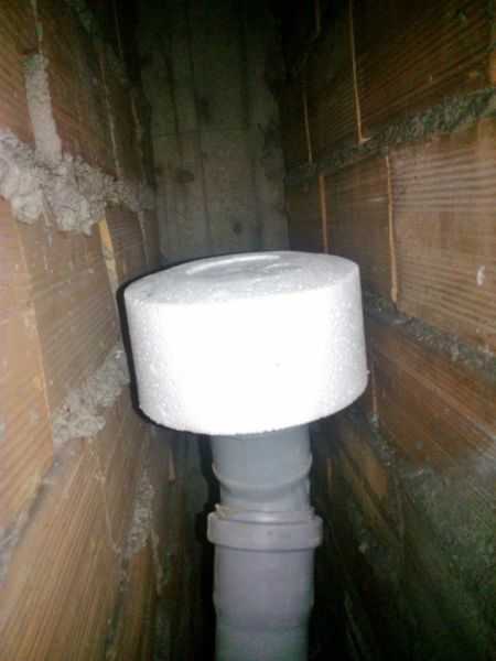 Tubo di connessione dritto per scarico wc lunghezza 20 cm e diametro 10 cm. Valvole antiodore dagli scarichi