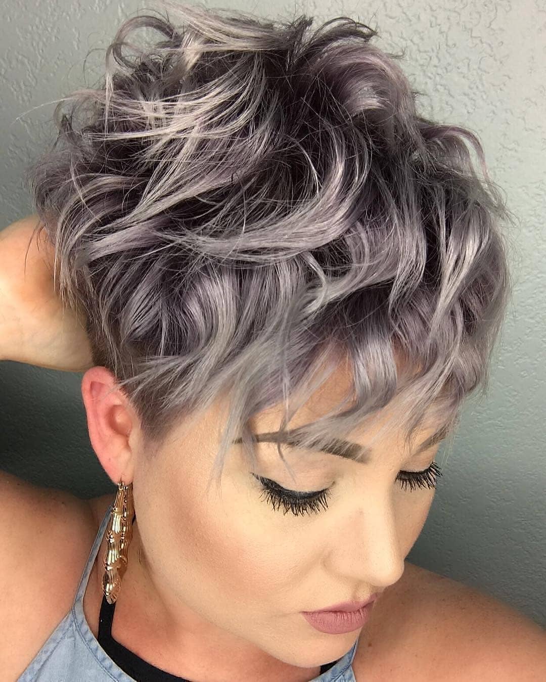 Capelli corti grigio argento, un'idea per sfoggiare un taglio di capelli per donne mature molto raffinato. Capelli Corti Balayage E Frangia Alcuni Suggerimenti Per Chi Ama Il Pixie Cut Inran