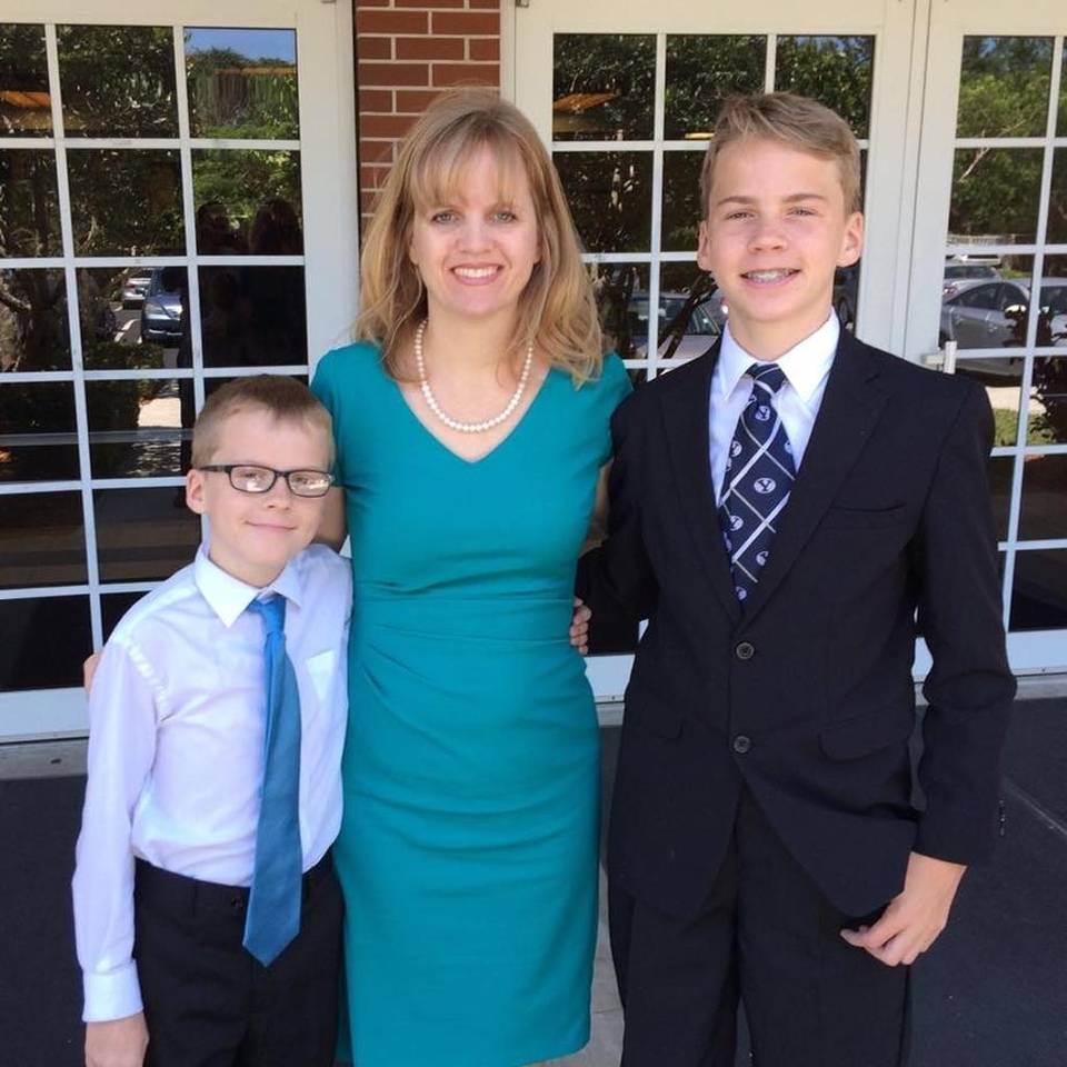 El exmilitar esteban santiago ruiz, un joven de 26 años nacido en nueva jersey, es el hombre señalado por el senador por florida bill nelson como el . 70-Yr-Old Stranger Jumps Onto Teacher, Shields Her As Ft