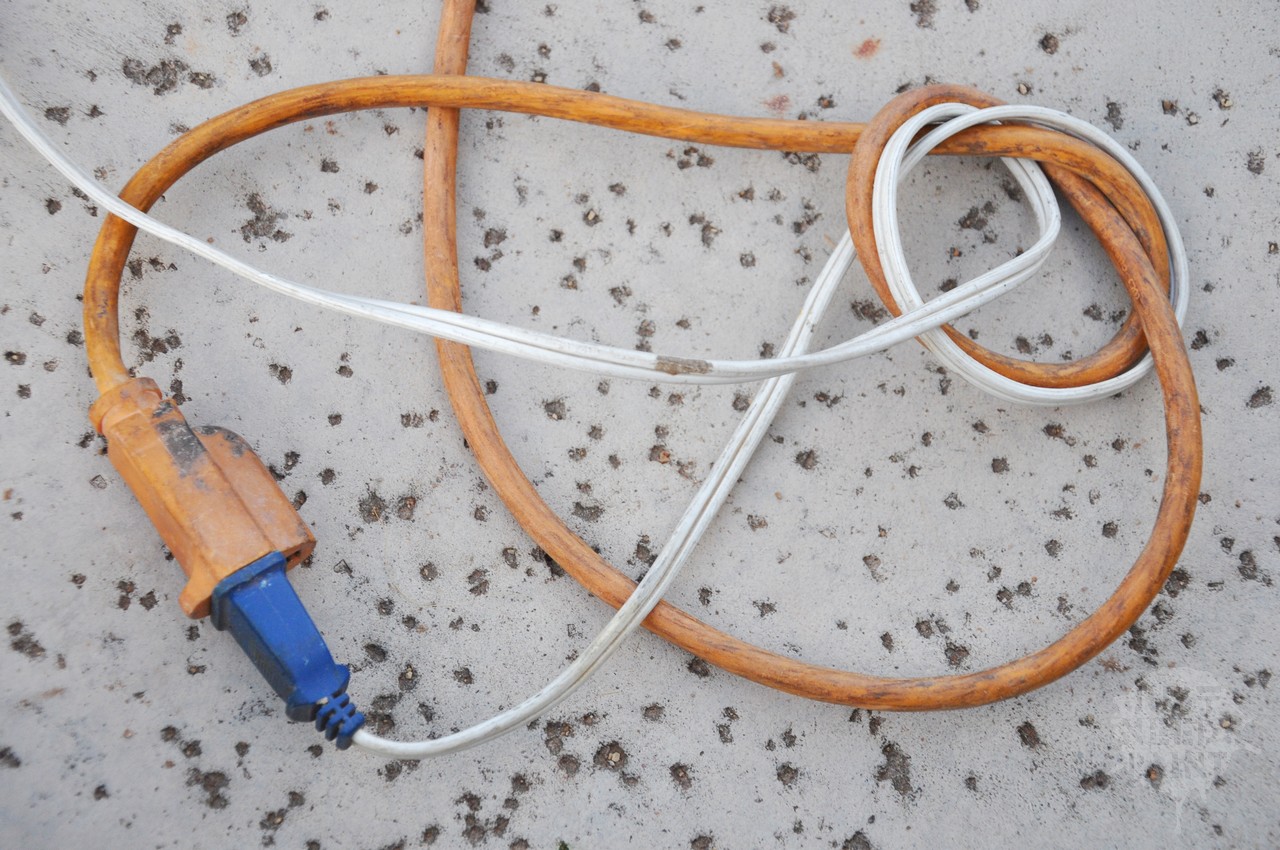 A Fast, FREE Way to Keep Extension Cords Connected to Anything Just Needs Paint