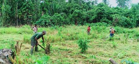 Warga Bantu Satgas TMMD Bersihkan Semak Belukar