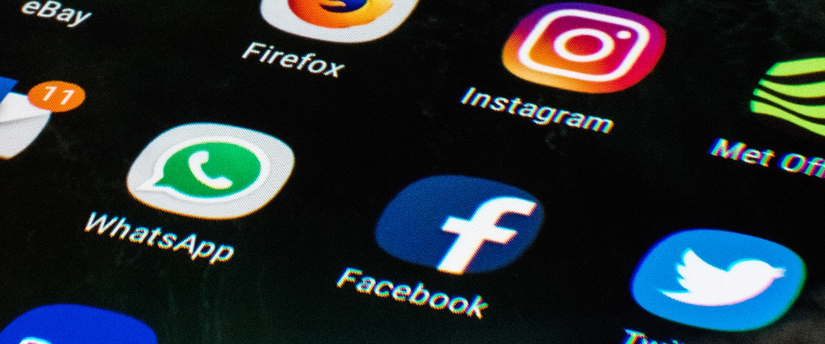 Скромните доходи и снимките на разкошен автомобил в Instagram ще