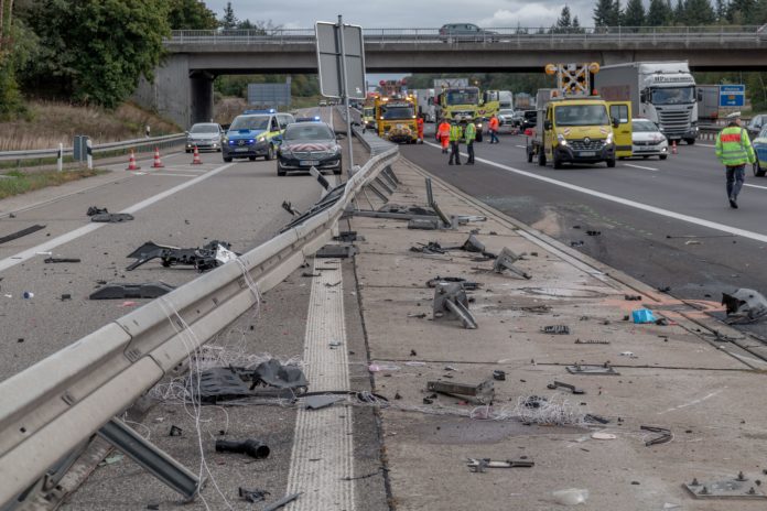 Der unfall hatte sich in höhe der anschlussstelle friedberg in richtung kassel ereignet. Horror Unfall Auf Der A5 Autobahn Gleicht Einem Grossen Trummerfeld Karlsruhe Insider