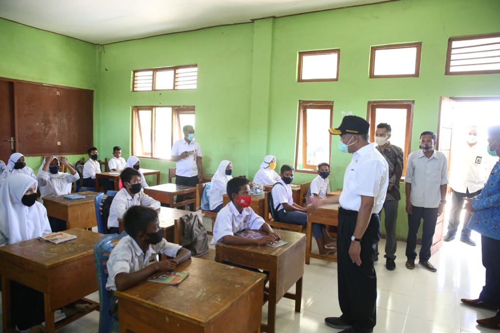 Menko PMK Cek Kegiatan Belajar Tatap Muka di Tambolaka, NTT | Kementerian  Koordinator Bidang Pembangunan Manusia dan Kebudayaan