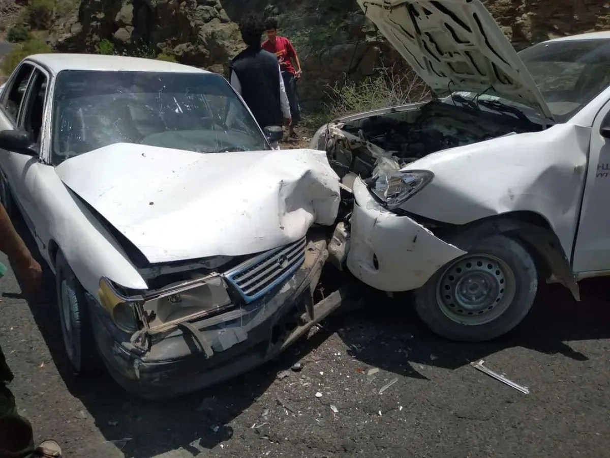 إصابة خمسة في حادثي انقلاب مركبتين في المحويت