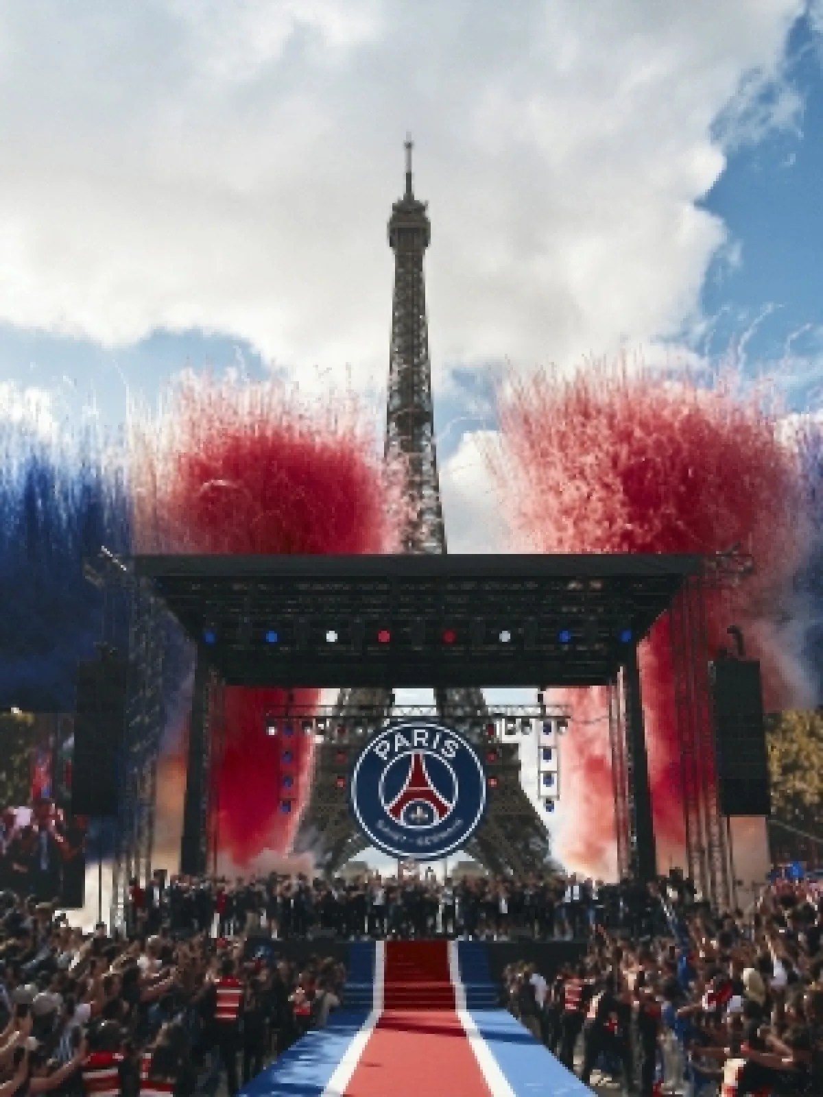 سان جيرمان يحتفل بلقبه الأوروبي الثاني مع جماهيره سان جيرمان يحتفل بلقبه الأوروبي الثاني مع جماهيره