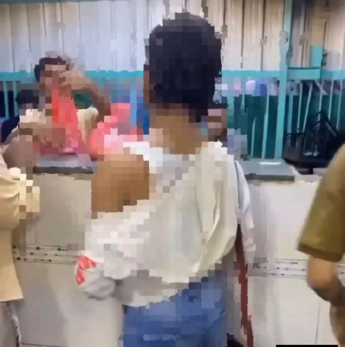 حضرموت .. شرطة الديس تضبط شخصاً مخالفاً للآداب العامة وتحيل قضيته للنيابة حضرموت .. شرطة الديس تضبط شخصاً مخالفاً للآداب العامة وتحيل قضيته للنيابة